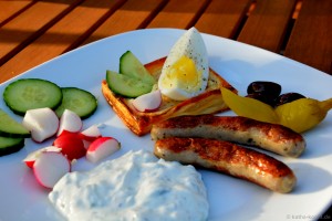 Blätterteigteilchen mit Tsatziki und Ei