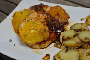 Schweinerücken mit gebratenen Orangen und Kartoffeln