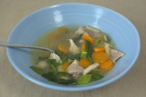 Hühnernudelsuppe mit Suppenhuhn