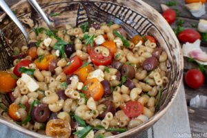 Mini-Muschelnudelsalat mit Oliven und Schafskäse