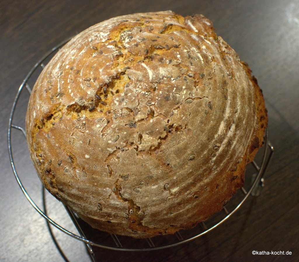 Roggen-Leinsamen Brot mit körnigem Frischkäse - Katha-kocht!