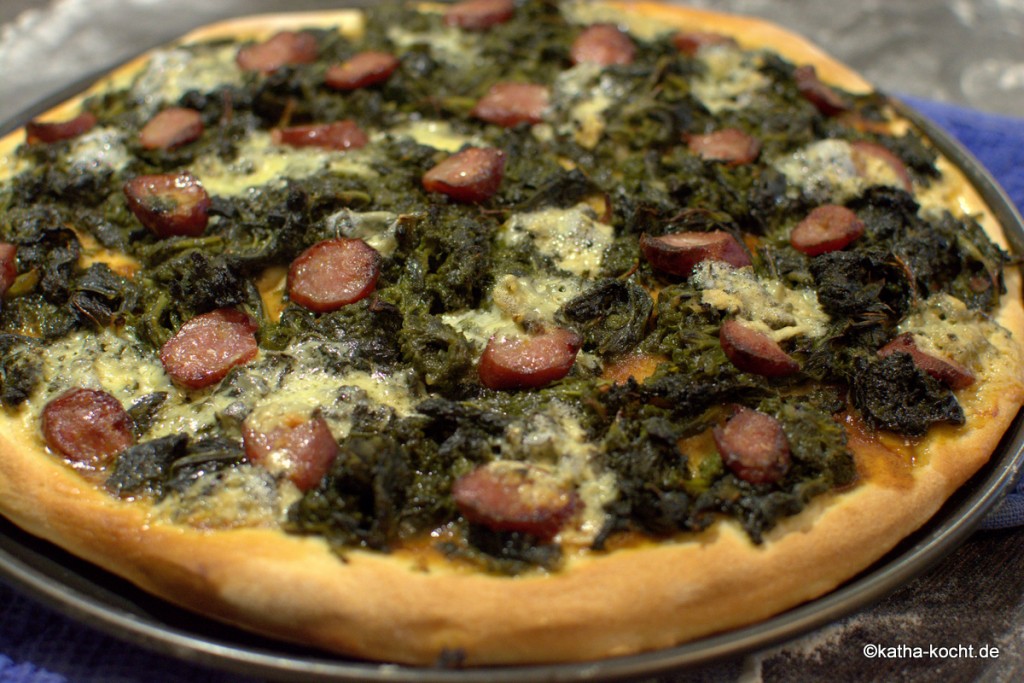 Grünkohl-Pizza mit Zwiebeln und gerösteten Pinienkernen