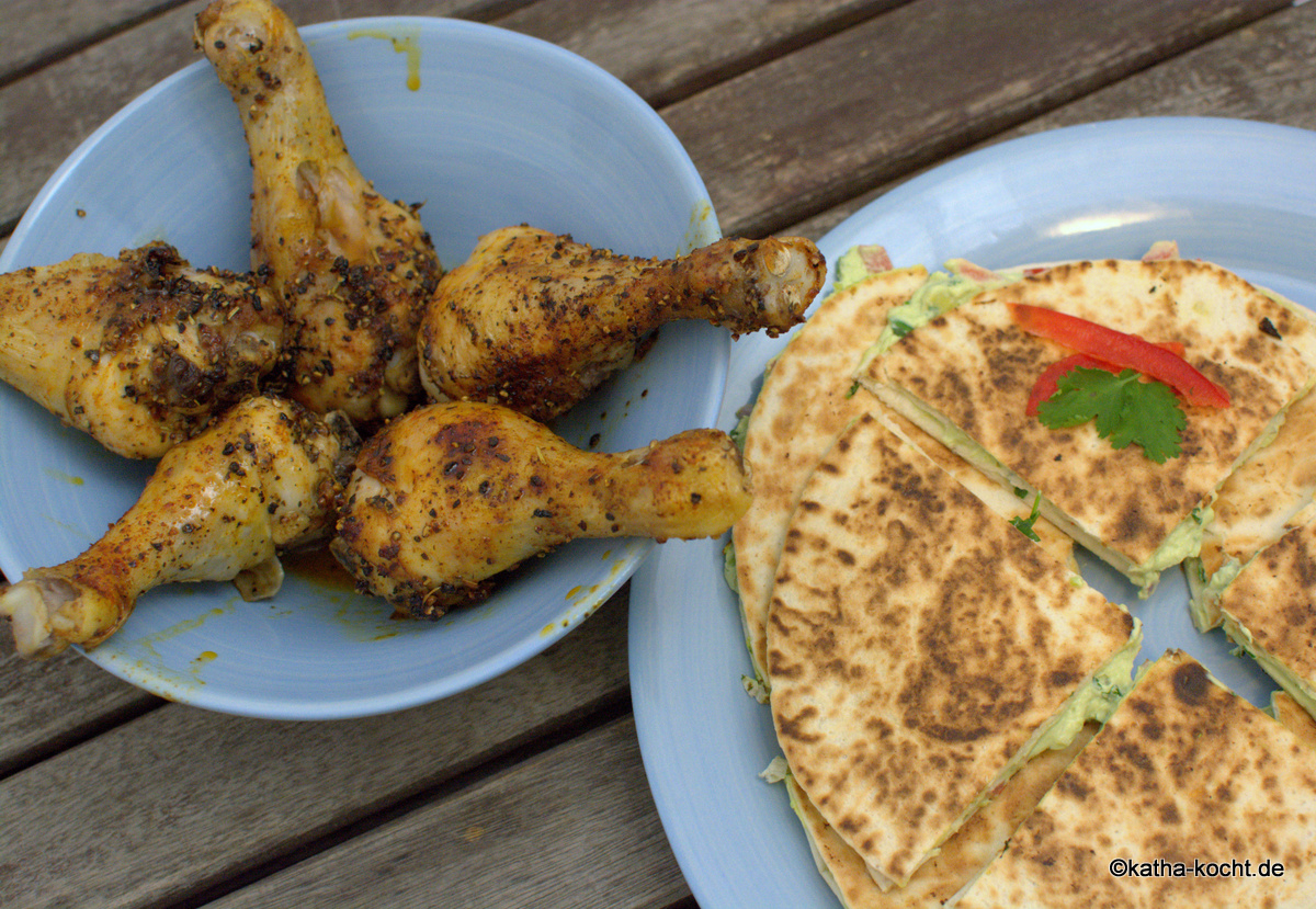 Gefüllte Tortilla-Ecken und würzige Hähnchenkeulen - Katha-kocht!