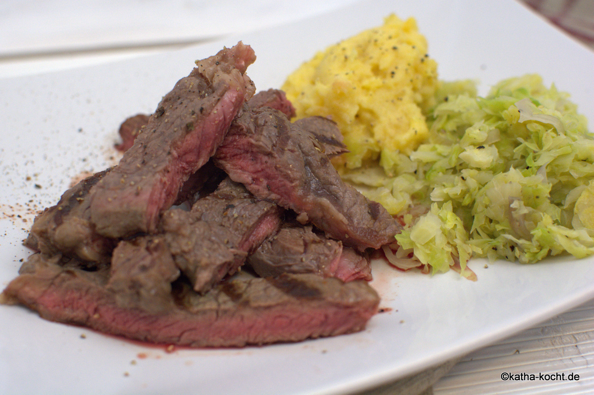 Steak mit Steckrübenpüree und Rosenkohl - Katha-kocht!