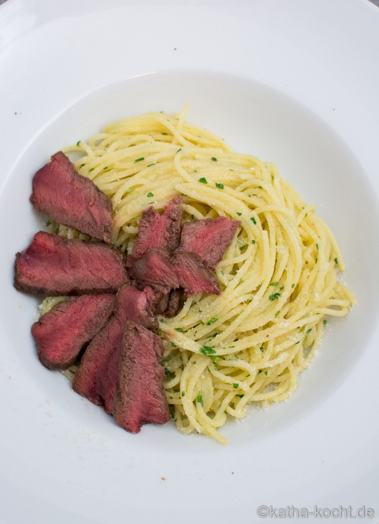 Spaghetti in Kräuterbutter mit Rinderfiletstreifen - Katha-kocht!