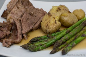 Zarte Lammkeule mit Spargel