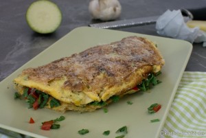 Omelett mit Tomaten und Zucchini