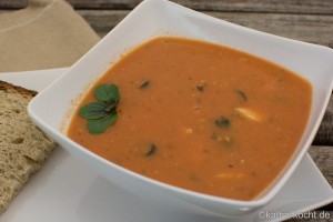 Tomatensuppe mit Rotbarsch und Oliven