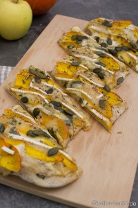 Flammkuchen mit Kürbis und Camembert