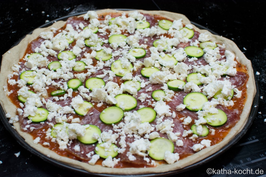 Salami Pizza mit Zucchini und Schafskäse - Katha-kocht!