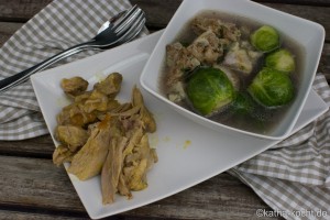 Kräftige Suppe mit Eisbein und Rosenkohl