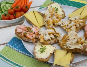 Räucherfisch und Käseschnitten