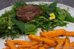 Rinderfilet auf Wildkräutersalat
