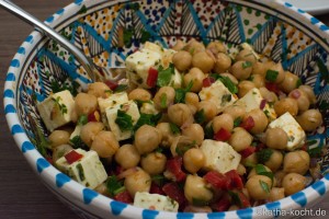 Scharfer Kichererbsensalat mit Schafskäse