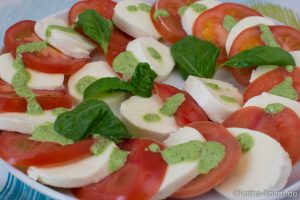 Tomate-Mozzarella Salat mit Basilikum Pesto