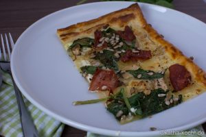 Blätterteigpizza mit Spinat und Schinken