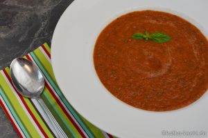 Gebackene Tomatensuppe mit Zucchini
