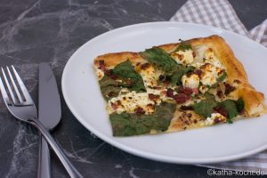 Blätterteigpizza mit Mangold und Fetakäse