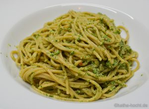 Spaghetti mit Rucola-Sonnenblumenkern Pesto