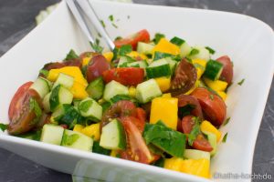 Bunter Mango-Gurke Salat