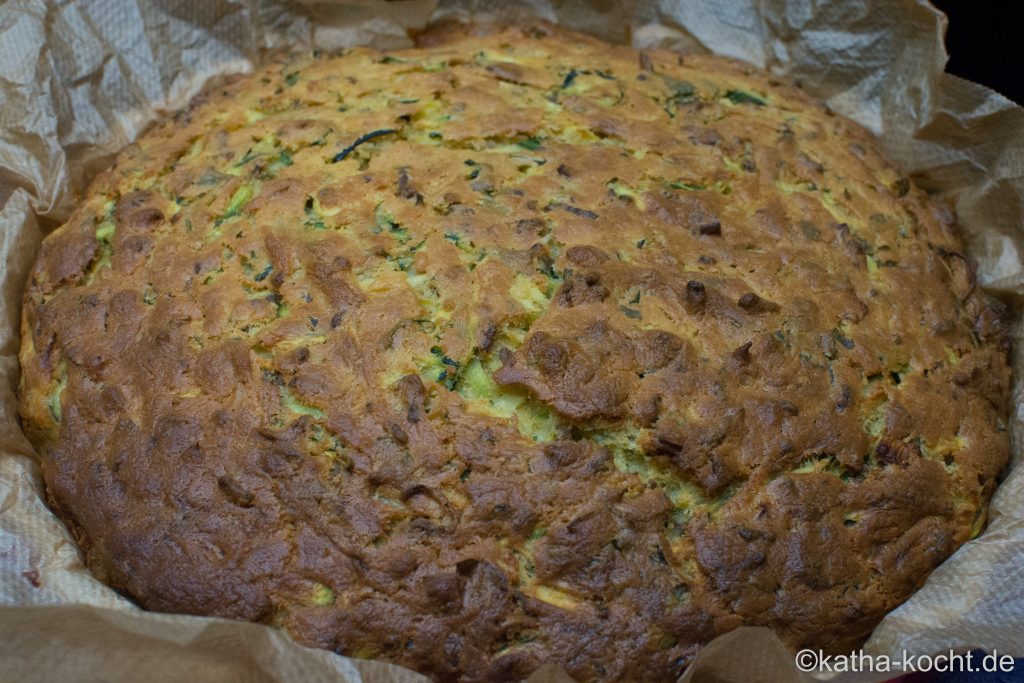 Herzhafter Zucchinikuchen mit Hackfleisch und Käse - Katha-kocht!