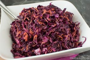 Coleslaw salat mit rotkohl