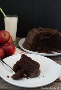 Schokoladen Gugelhupf mit Apfelmus