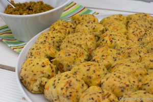 Brotkonfekt mit Karottenaufstrich zum Brunch