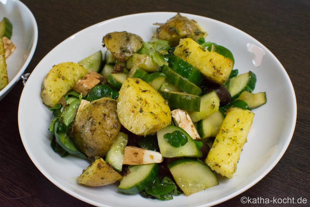 Bunter Salat mit gebackenen Kartoffeln und Grillspießen - Katha-kocht!