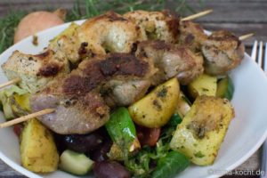 Salat mit gebackenen Kartoffeln und Grillspießen
