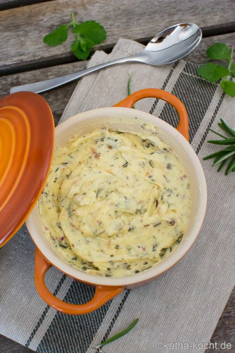 Kräuterbutter mit Rosmarin und Zitronenmelisse - Katha-kocht!