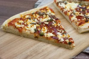 Pizza mit Schafskäse und Sardellen