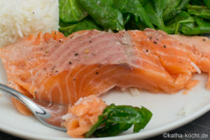 Sanft gegarter Lachs mit Spinat Salat