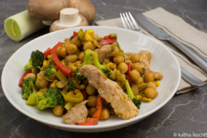 Bunte Kichererbsen-Pfanne mit Schnitzelstreifen