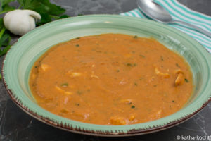 Cremige Tomatensuppe mit Aubergine und Hähnchen