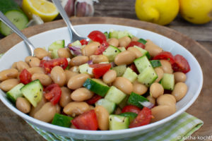 Frischer Bohnensalat mit Gurke und Tomate