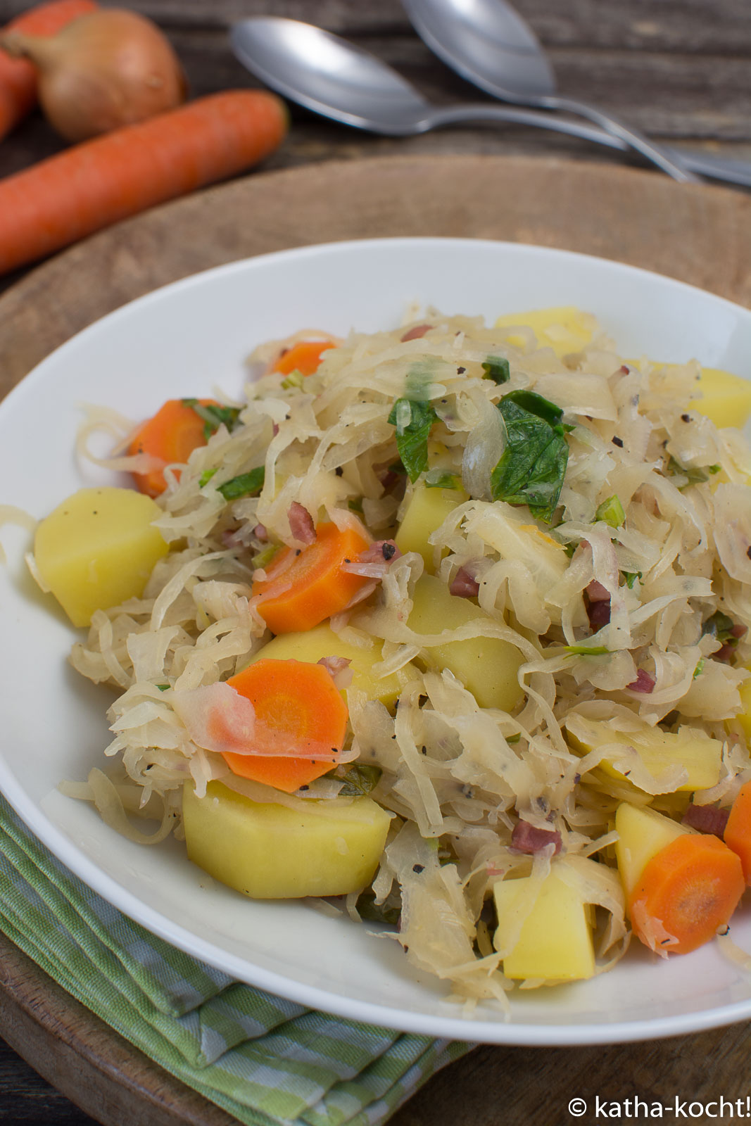 Sauerkrautpfanne mit Speck und Karotten