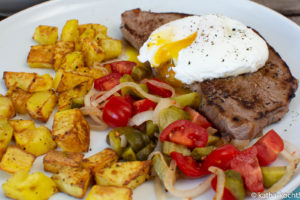 Bauernfrühstück mit Kalbssteak und pochiertem Ei