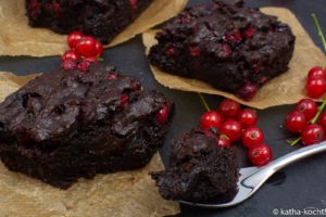 Johannisbeer-Brownies ohne Ei