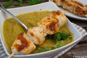 Dicke gelbe Tomatensuppe mit Hähnchenspießen