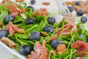 Rucolasalat mit heidelbeeren und Schinken