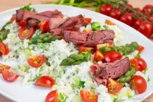 Rinderaufschnitt auf Reis und Spargel