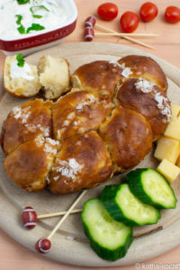 Laugenbrötchen-Football als Zupfbrot