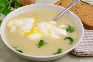 Eier in Blumenkohl-Senfsuppe