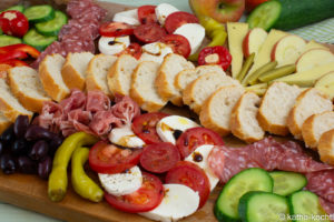 Charcuterie Platte mit italienischen Leckereien Sommerliche Charcuterie Platte mit italienischen Zutaten