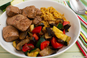 Lamm mit roten Linsen und geröstetem Gemüse