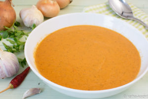 Tomaten-Zucchinisuppe mit Ziegenkäse