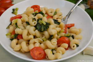 Hörnchennudeln mit Mangold und Tomate