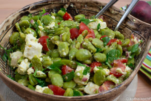 Frischer Salat mit dicken Bohnen und Feta