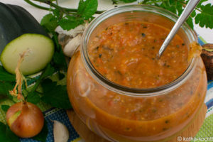 Im Ofen gebackene Gemüsesauce mit Tomate und Zucchini